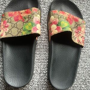 Gucci Black and Floral Pattern Mules